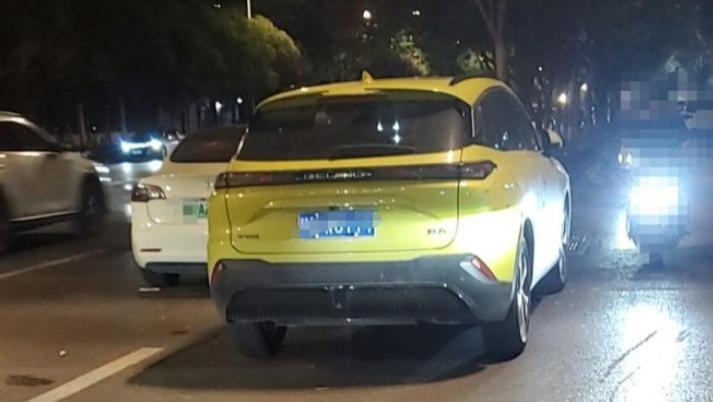 男子乱停车怕被人举报，车窗上贴上恶毒诅咒，看你们还敢不敢举报