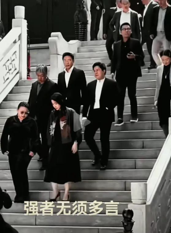 霍英东家族，这才是强者，你看下香港的豪门。哪个女的敢走在她老公前面，只有郭晶晶，