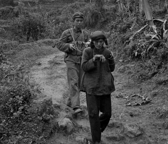 1979年，我军在深山密林活捉到六名全身裸体的越南女兵，看似柔弱无力，实则蛮横狡