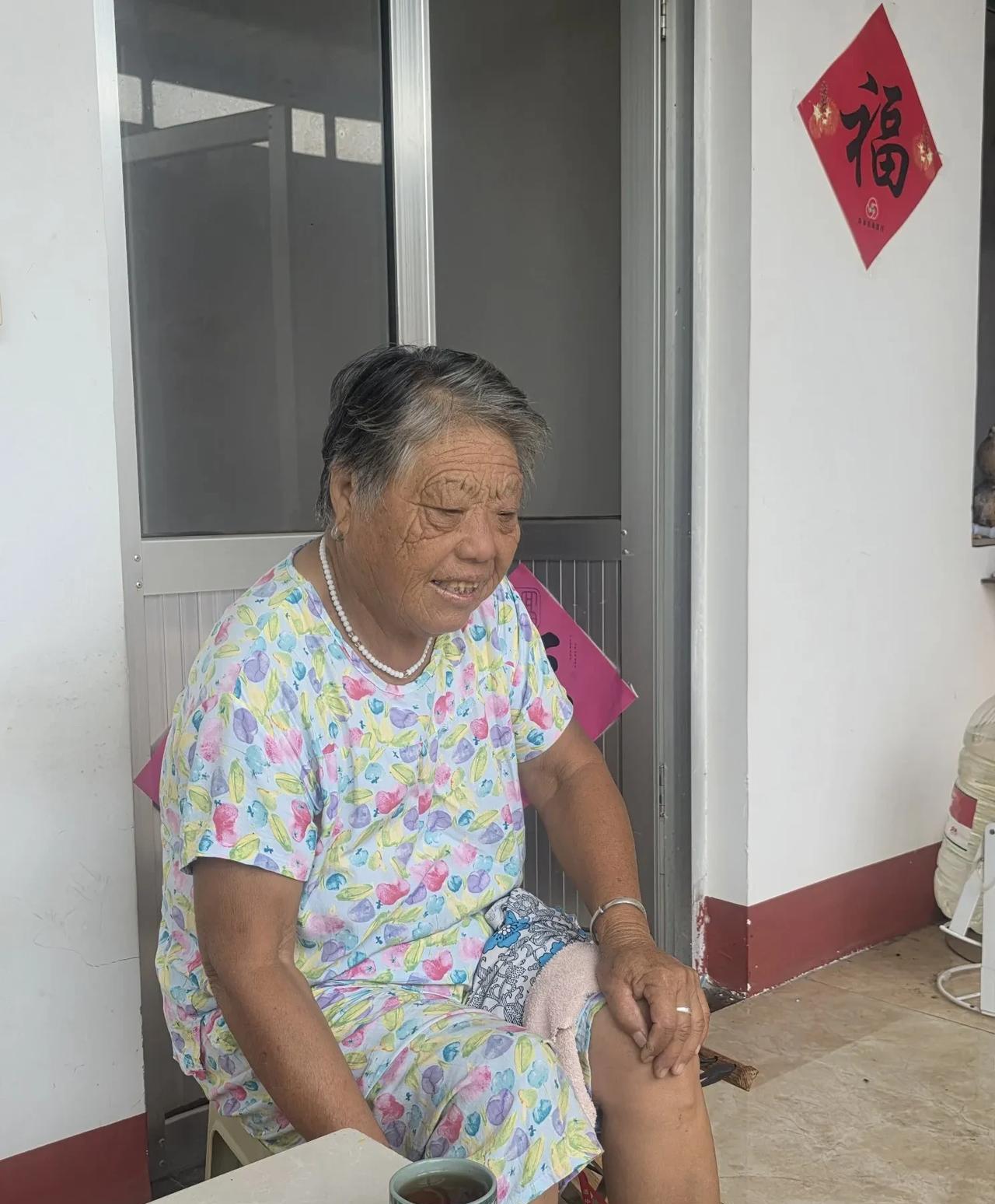 俺村婶子预报了：今天俺们这一片小到中雨……
一早，80岁的婶子和79岁的嫂子来家