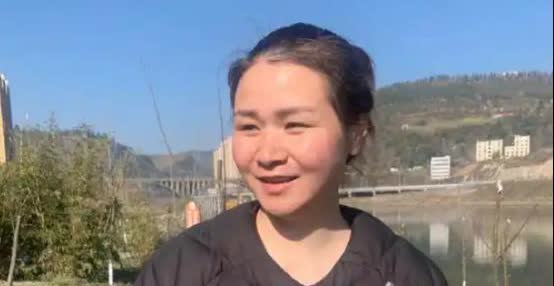 令人敬佩，2021年湖北十堰，女子在河边带孩子玩耍时，突然将一岁多的孩子递给了旁