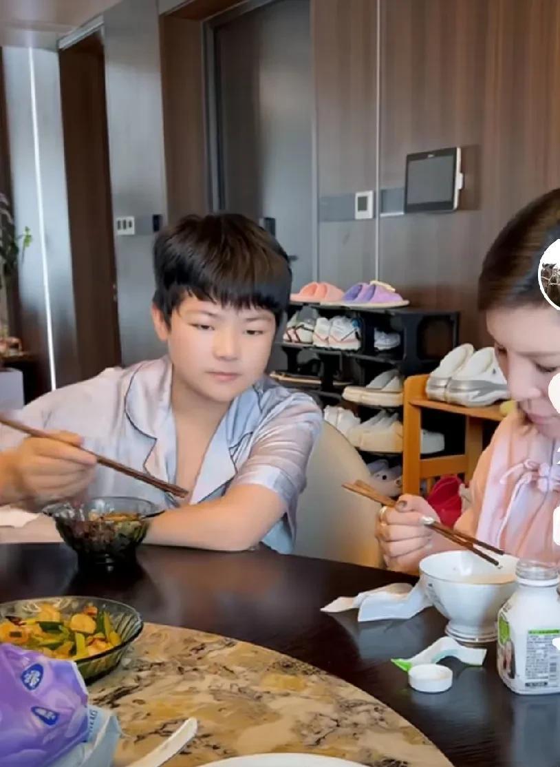 路嫂儿子子淳，一个小小的动作，让我看泪目了。
路嫂和路哥吵架 ，路嫂离家出走一夜