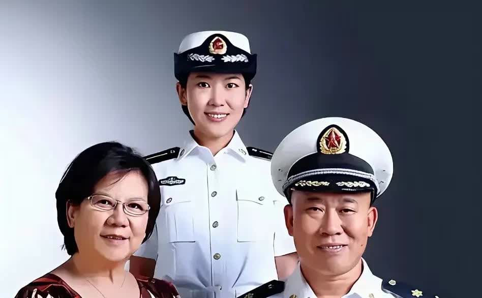 “丑角”演员杜旭东原来这么帅，看着他好幸福啊！我们光看他在电影，电视中表演的都是