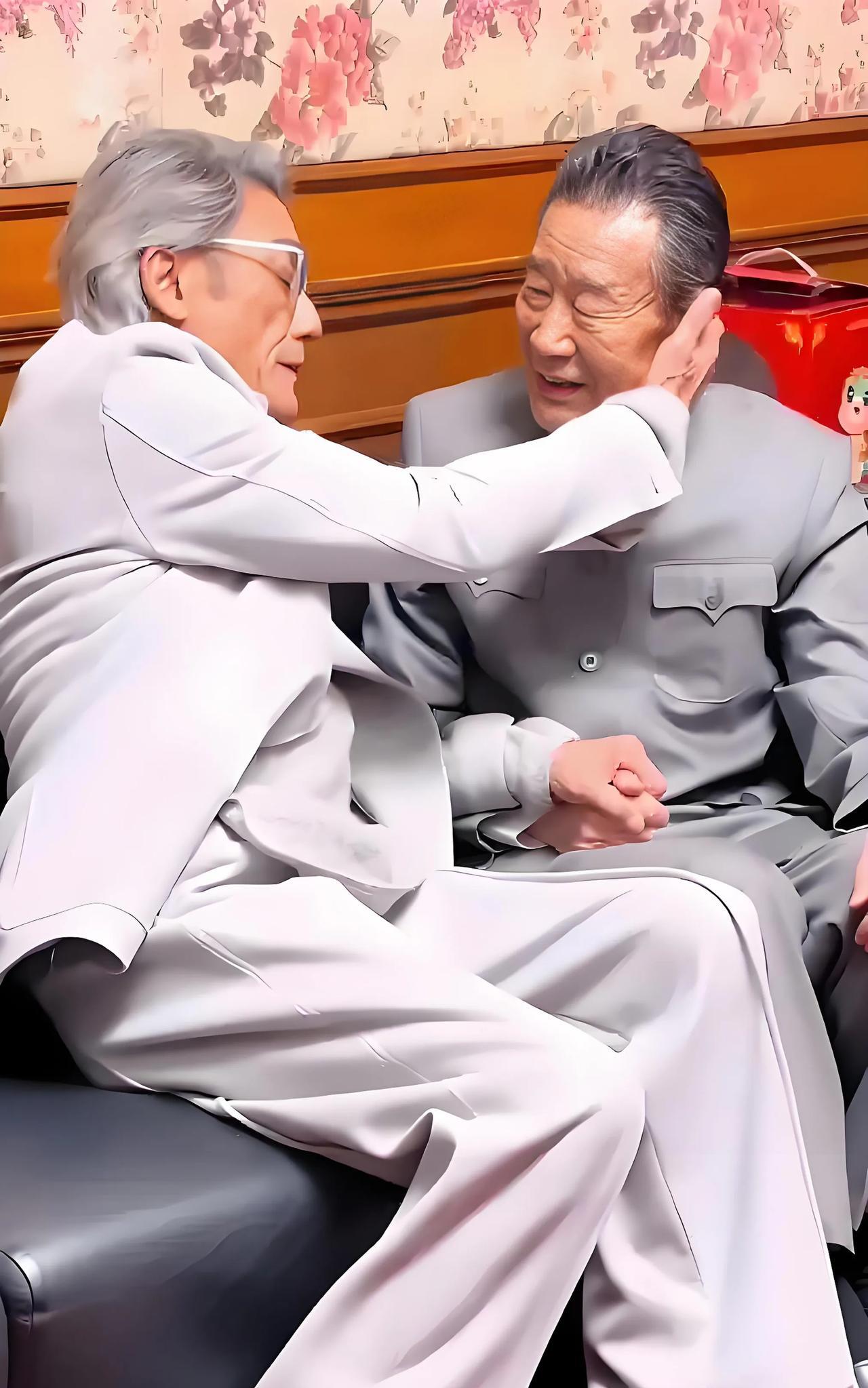 #老照片#
哎呦，两位老哥，也变化太快了吧。才多大年纪，竟然让人都认不出来了？