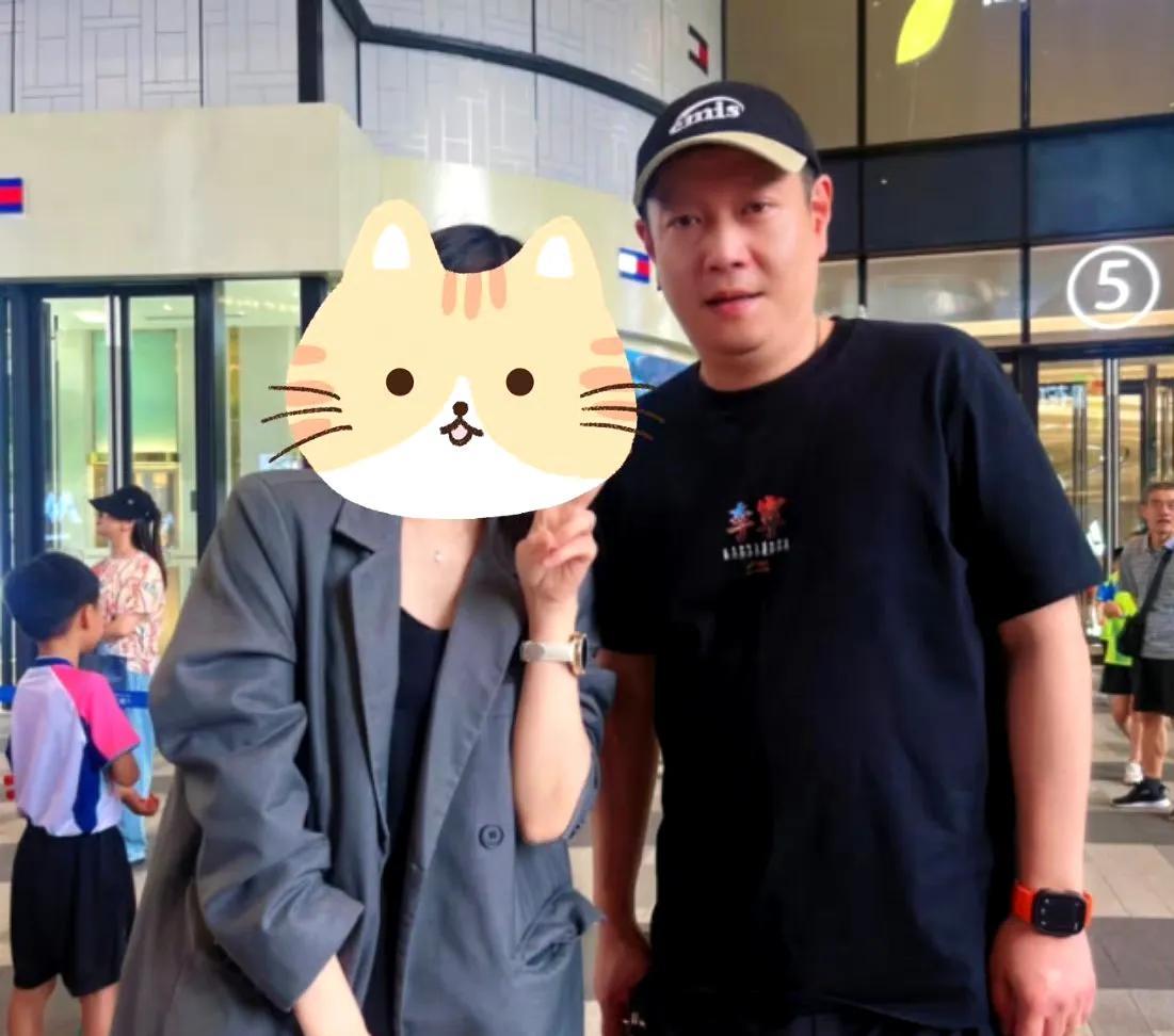 新鲜的coco。
粉丝成都小学遇到了coco，他去看女儿小豌豆的跳绳比赛啦。
戴