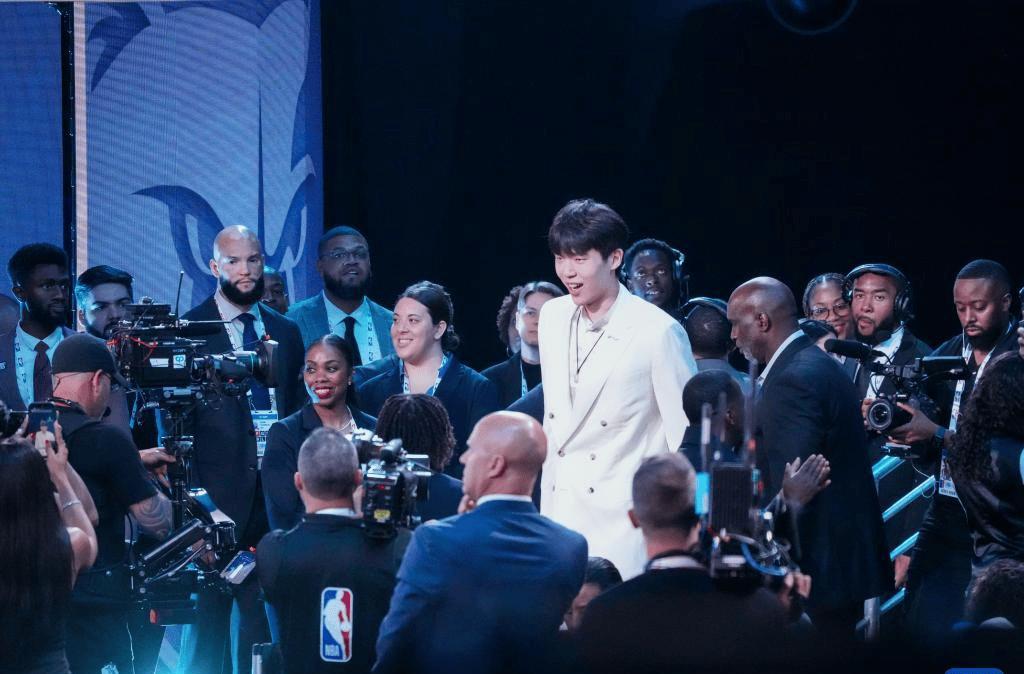 北京时间6月27日消息，在NBA选秀大会第二天，杨瀚森乘坐开拓者为他安排的专机前