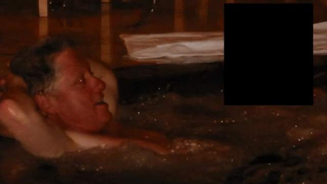 爱泼斯坦文件揭密：克林顿浴缸照引热议，杰克逊史派西同框曝光