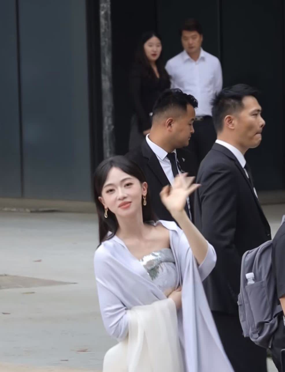 感觉于正真的是宠她，他旗下别的女明星哪有这么好的待遇

她确实变得越来越好看