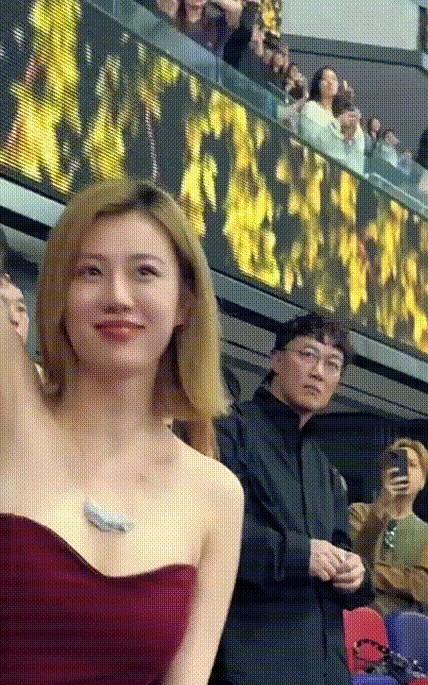 谢霆锋演唱会上有个观众被眼尖网友发现长得超像陈奕迅。
这位神似Eason的大哥还