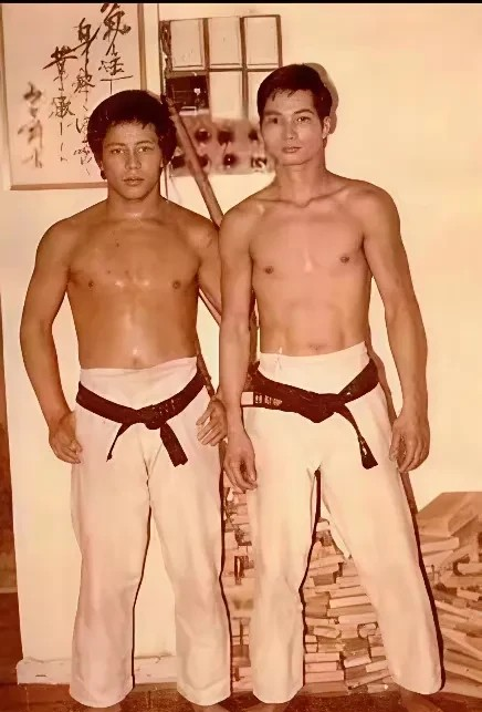 这两位肌肉帅哥是谁？感觉那时候的男明星很有男子汉气概，现在的都不行了，花里胡哨的