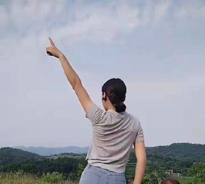 现在很多家庭是不是都有这么个场景：大人低头刷手机，孩子抱着平板电脑，明明人都在一
