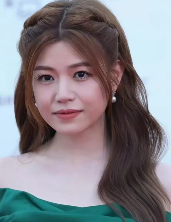 说起陈妍希，谁能不夸一句她是个十足可爱的美女呢？她那超多的发量，浓密又顺滑；皮肤