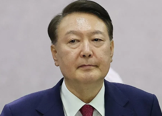 尹锡悦再次拒捕，特检组这次没给其面子，直接强制执行，10人架四肢连椅子强抬，手臂