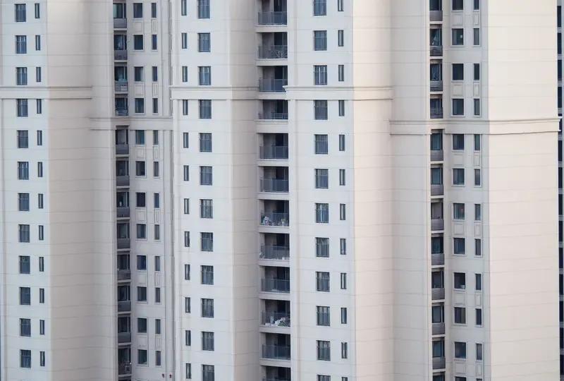 城市小区高层住宅楼有物业雇佣打扫卫生的人，一把拖布从32层一直拖到一楼，中间不用