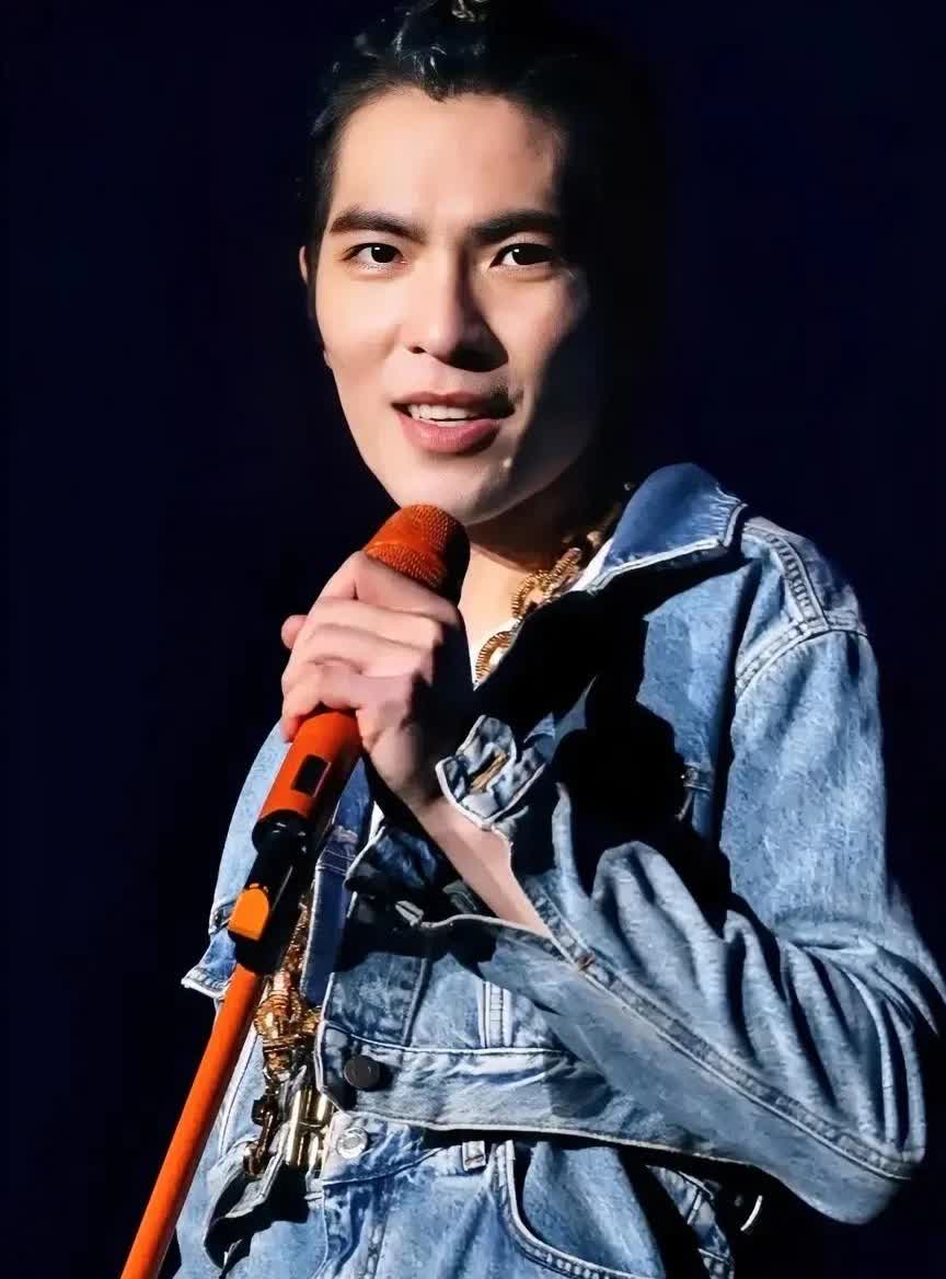 萧敬腾“雨神”的名号可能过期了，

昨天和杨宗纬在西宁开演唱会，

他一