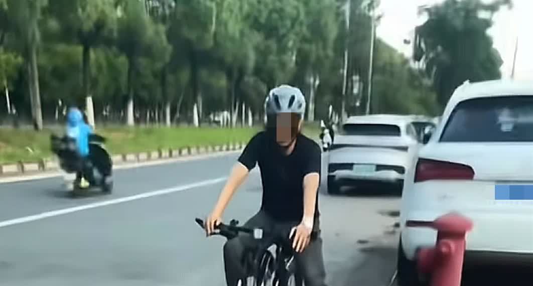 女子经常被男的搭讪骚扰，被质疑穿着打扮后委屈：我还是个未成年