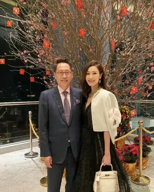 李嘉欣年轻时美得让人惊叹，无人能及。可岁月不饶人，美人也抵挡不住时间的侵蚀。如今