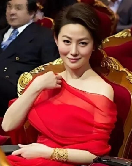 不愧是曾经的最美潘金莲，50多岁了还这么美，有颜有身材有情商，这气质真是绝了，走