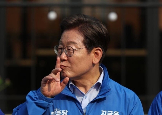 感人！李在明逆袭故事
从贫苦童工历经艰辛万难，最终成功逆袭成为韩国一人之下万人之