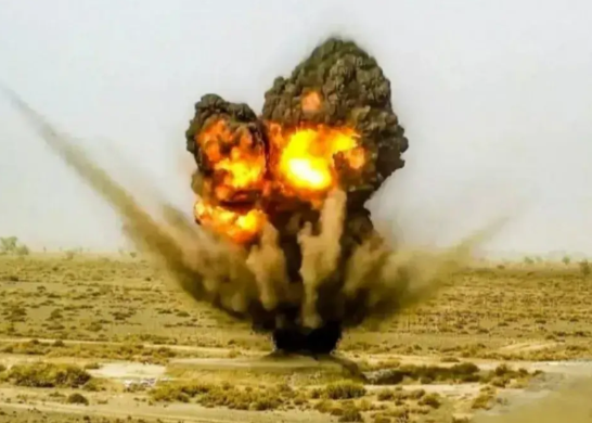 美国对胡塞武装发动空袭，
胡塞武装随即展开反击，将目标对准美国航母。

其实我心