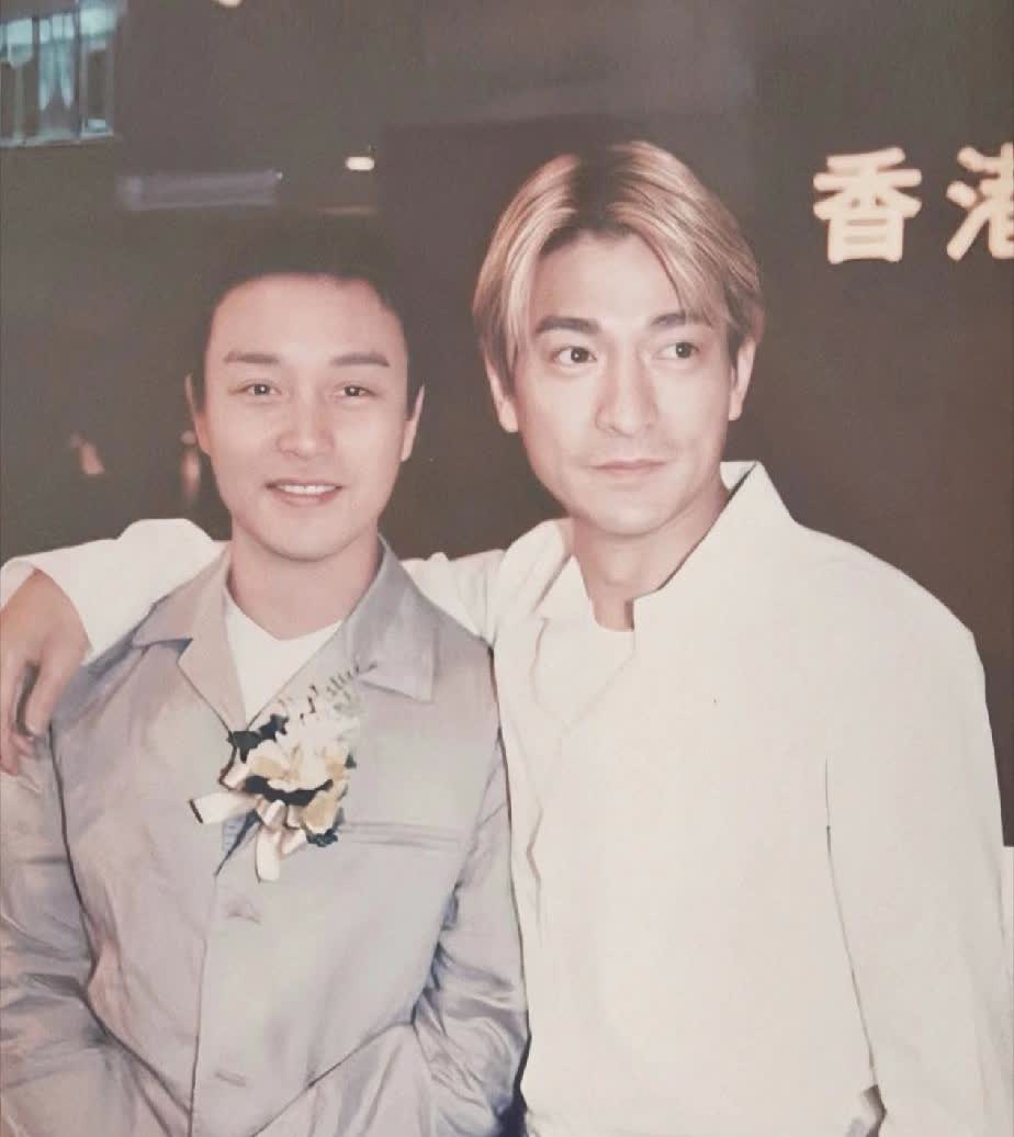 这是99年香港两位天王的合影，
没想到张国荣本人这么娇小，
跟刘德华站一块，