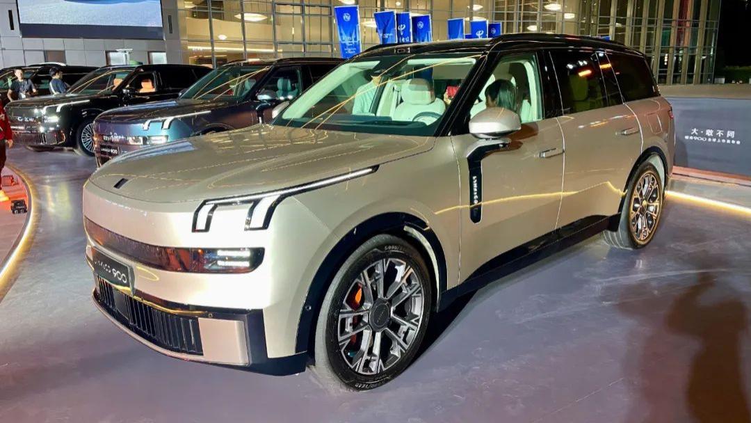 旋转大座+大屏+三套动力！领克900上市，30.99万元起