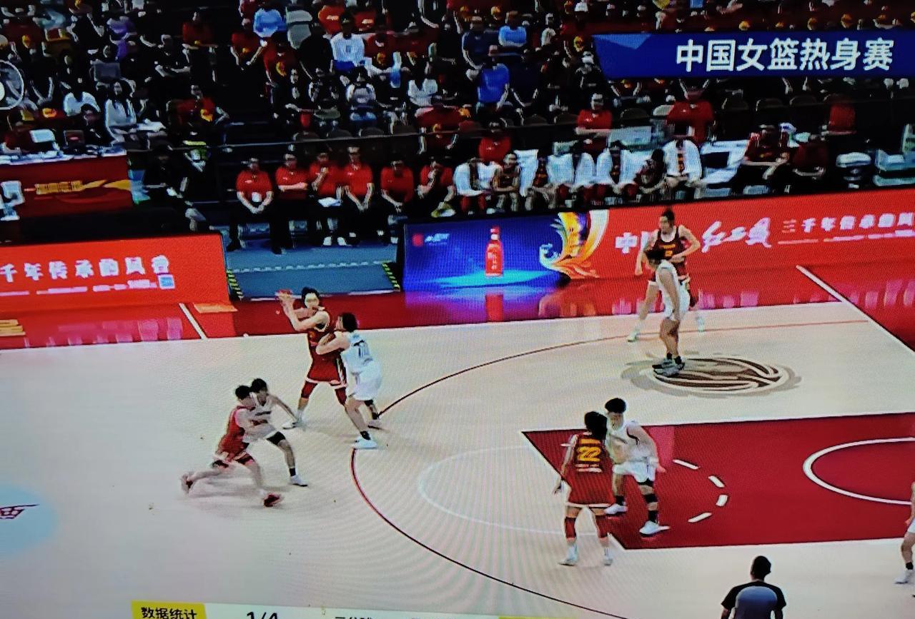 中国队对日本队第二节剩下七分钟，张子宇得到6分，杨舒予等到十分，中国队39:33