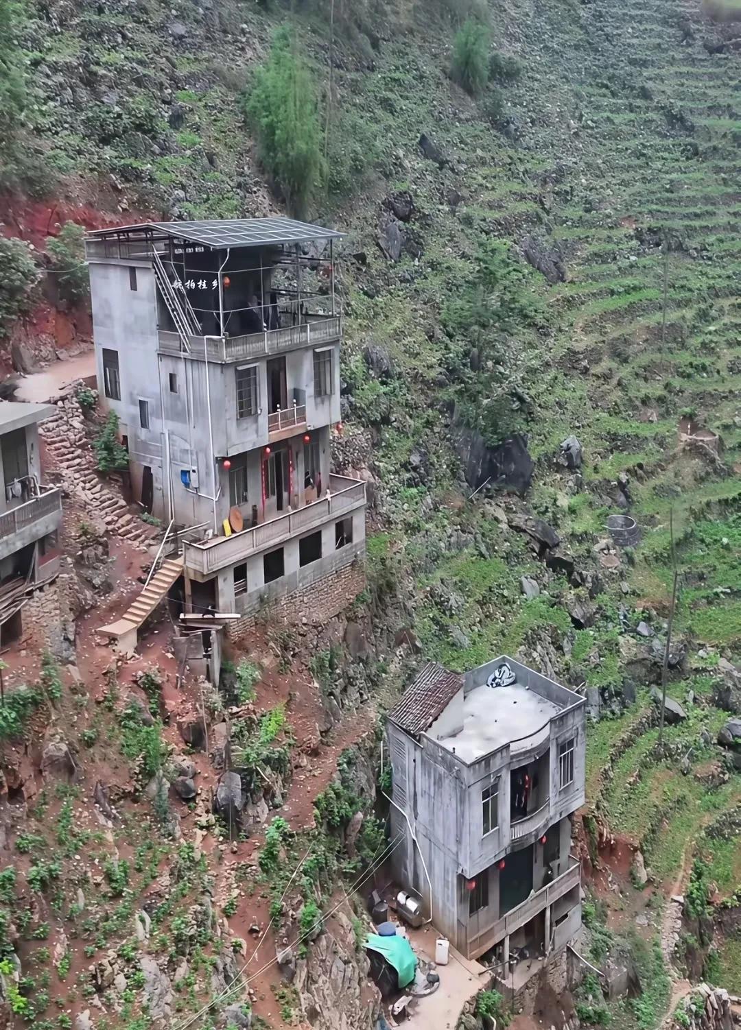 这建筑材料是怎么运上来的？建个房子太不容易了。