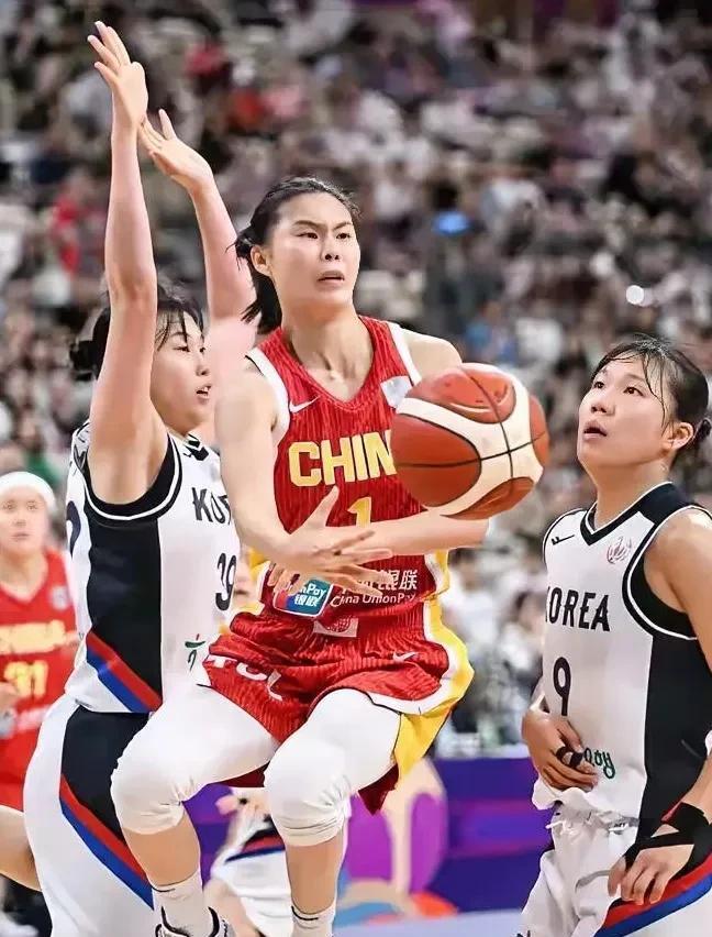王思雨在颁奖典礼上哭了！
中国女篮101-66大胜韩国女篮，斩获女篮亚洲杯铜牌，