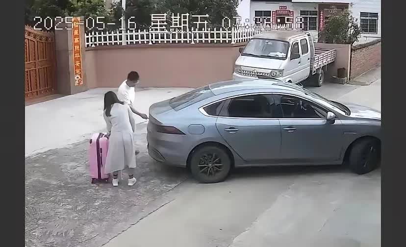 广东河源一男子出差，查监控发现周五早上7点多，老婆收拾行李坐蓝轿车离家。
当天