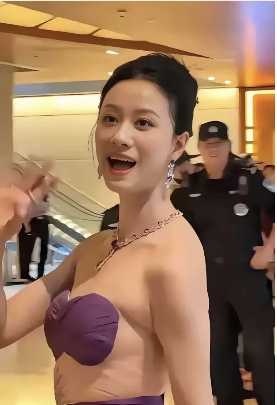 她明明长的那么漂亮，一张脸完美无瑕，可就是在造型上吃亏了，特别是这身衣服直接拉低