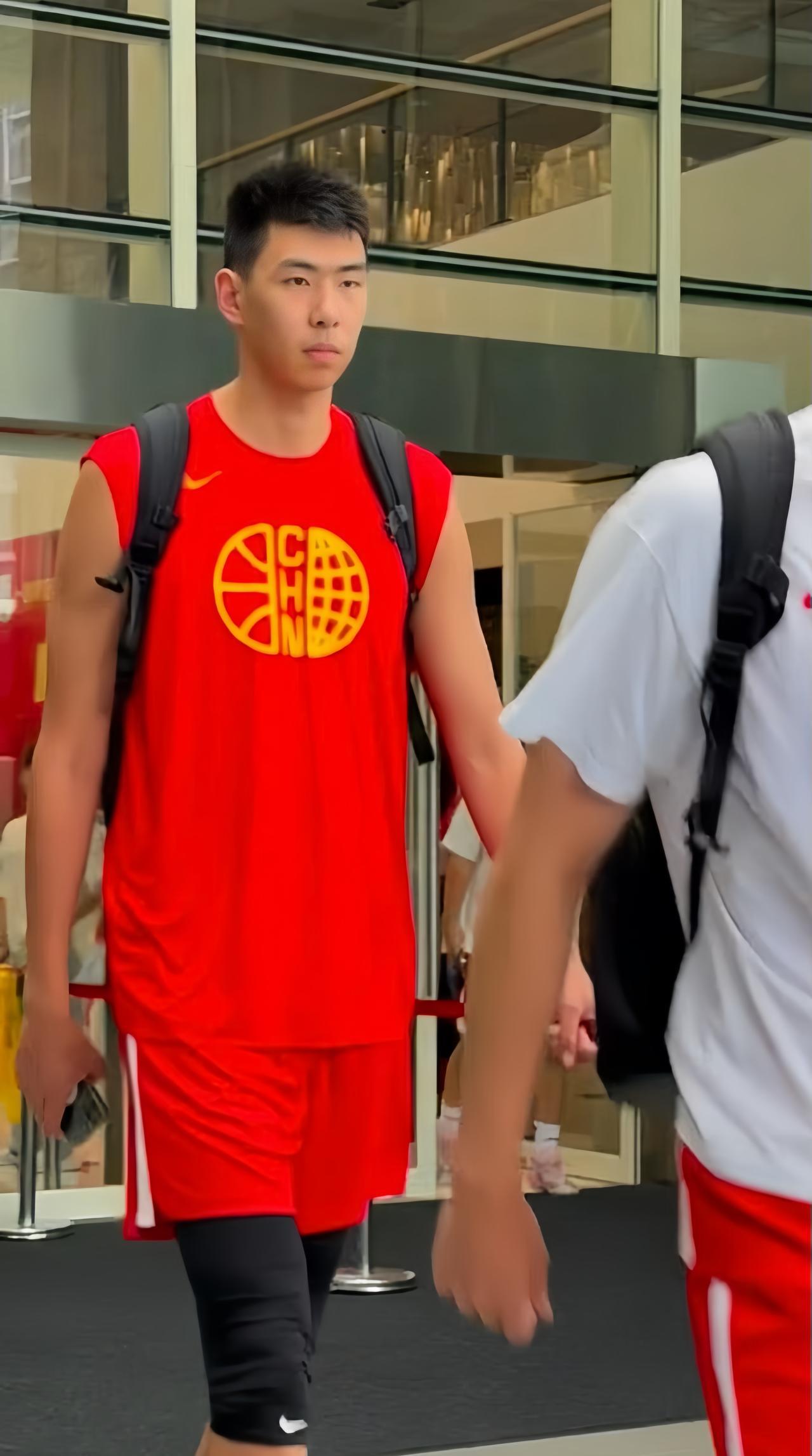 广东宏远男篮中锋徐昕及刘金雨今日将离开中国男篮集训队，各自回俱乐部！
这也好理解