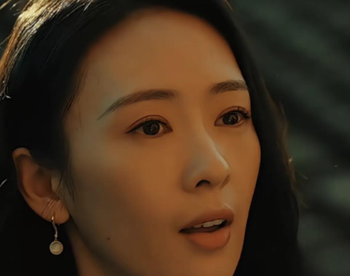 童谣是不是跟章子怡有亲戚关系？这长得也太像了吧，娱乐圈长得相像的明星很多，但是长