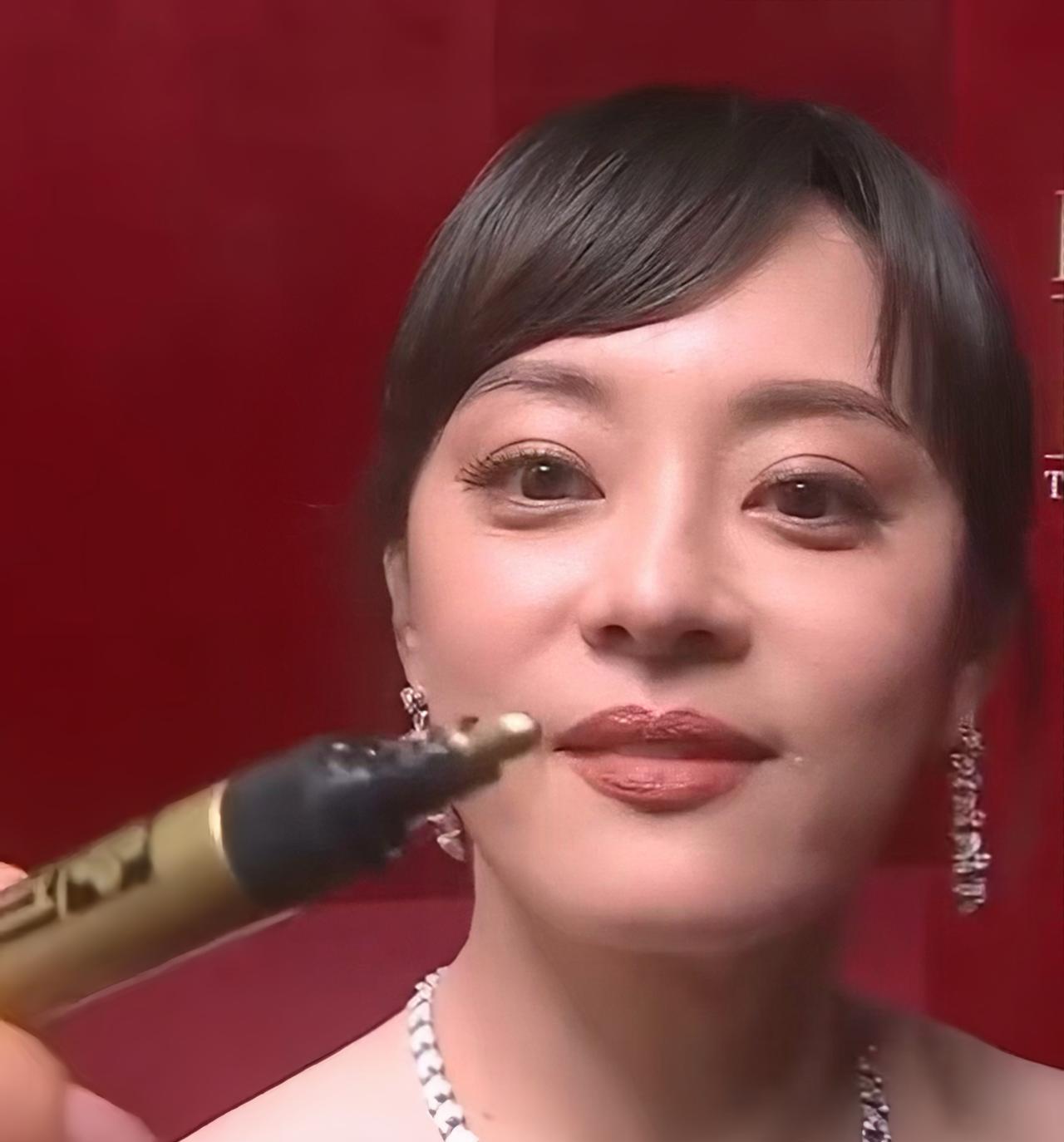 大家发现了吗
孙俪这次白玉兰奖，脸上有个很大的变化
不是微调了，也不是脸垮了，而