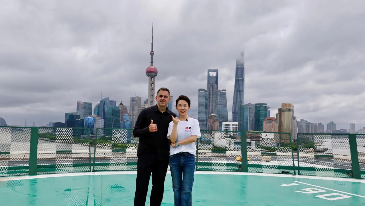 矜持严肃：火箭与九球天后潘晓婷合影。
“为老不尊”：火箭与新科世锦赛冠军赵心童合