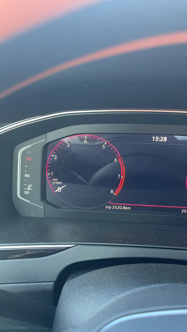 迈腾车问题咨询
车友们，这个转速表7-8那里红了是啥意思？是出问题了还是正常现象