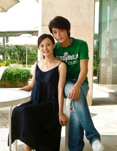 二十年前孙俪和霍建华的合照，真是让人眼前一亮。那时候23岁的孙俪青春靓丽，穿着灰