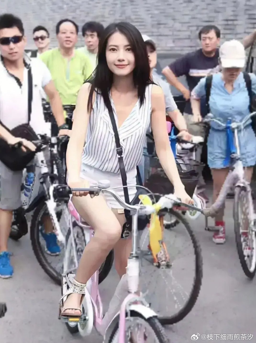 20多岁的高圆圆和40多岁的高圆圆，骑车对比照根本没什么变化啊。