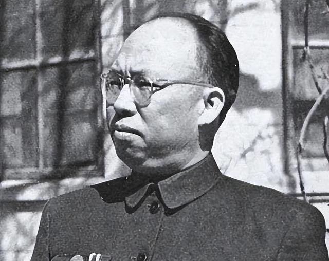 1953年7月的一天，时任军委副主席的彭德怀代表党中央，来北戴河看望在这里休息的