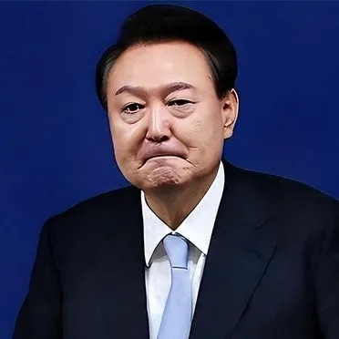 意想不到的转折——就在刚刚，韩国突然宣布：尹锡悦再次缺席庭审。
2025年7月1