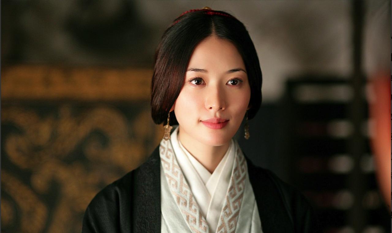 255年，孙权的小女儿孙鲁育，临刑前，盯着廊下人影嘶吼：“孙鲁班！我们同是步夫人