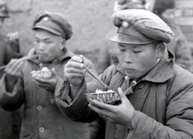 1948年寒冬的淮海战场上，一个国民党士兵饿得眼前发昏，竟冒险冲向了解放军阵地。