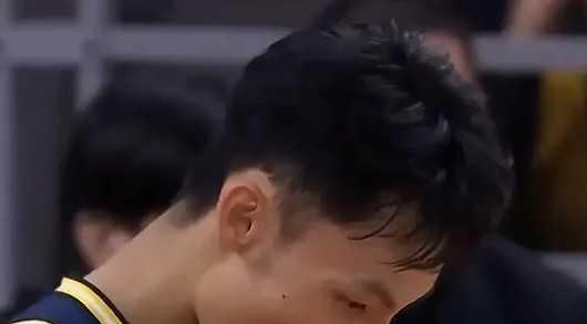 一个点赞差点拆队！
广东球迷凌晨三点集体心梗。
徐杰手滑点了个“北控冲冠”视频，