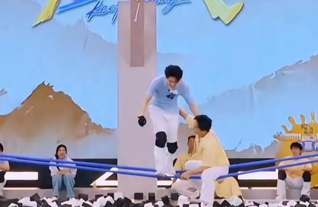 看新一期的跑男发现
曾舜晞和李晨抢酸奶的那段
其实原本李晨是可以赢的。
不过估计