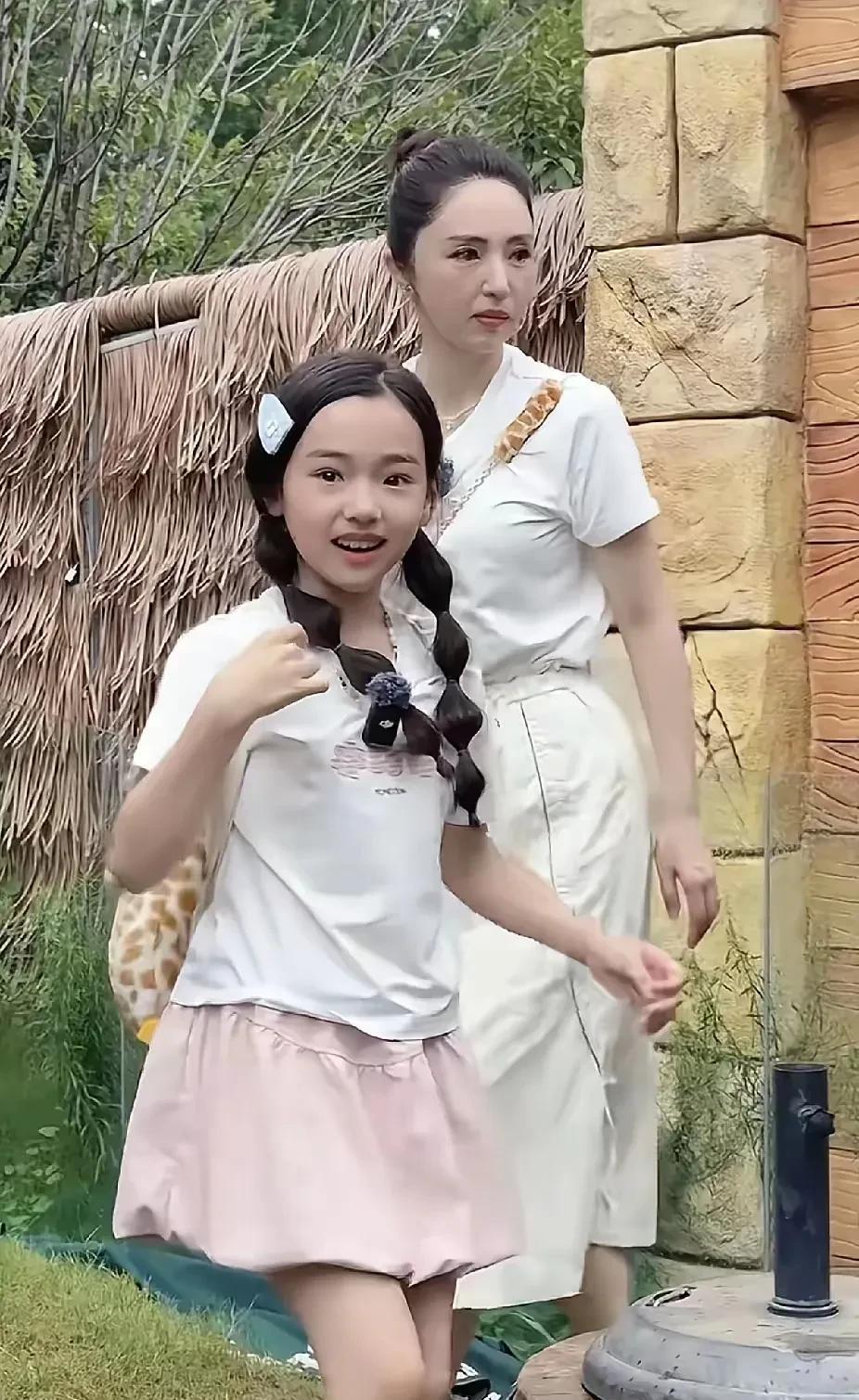 毕竟在星二代里面，小酒窝的颜值算不上最出众的，就是跟我们普通人的孩子一样可爱又讨