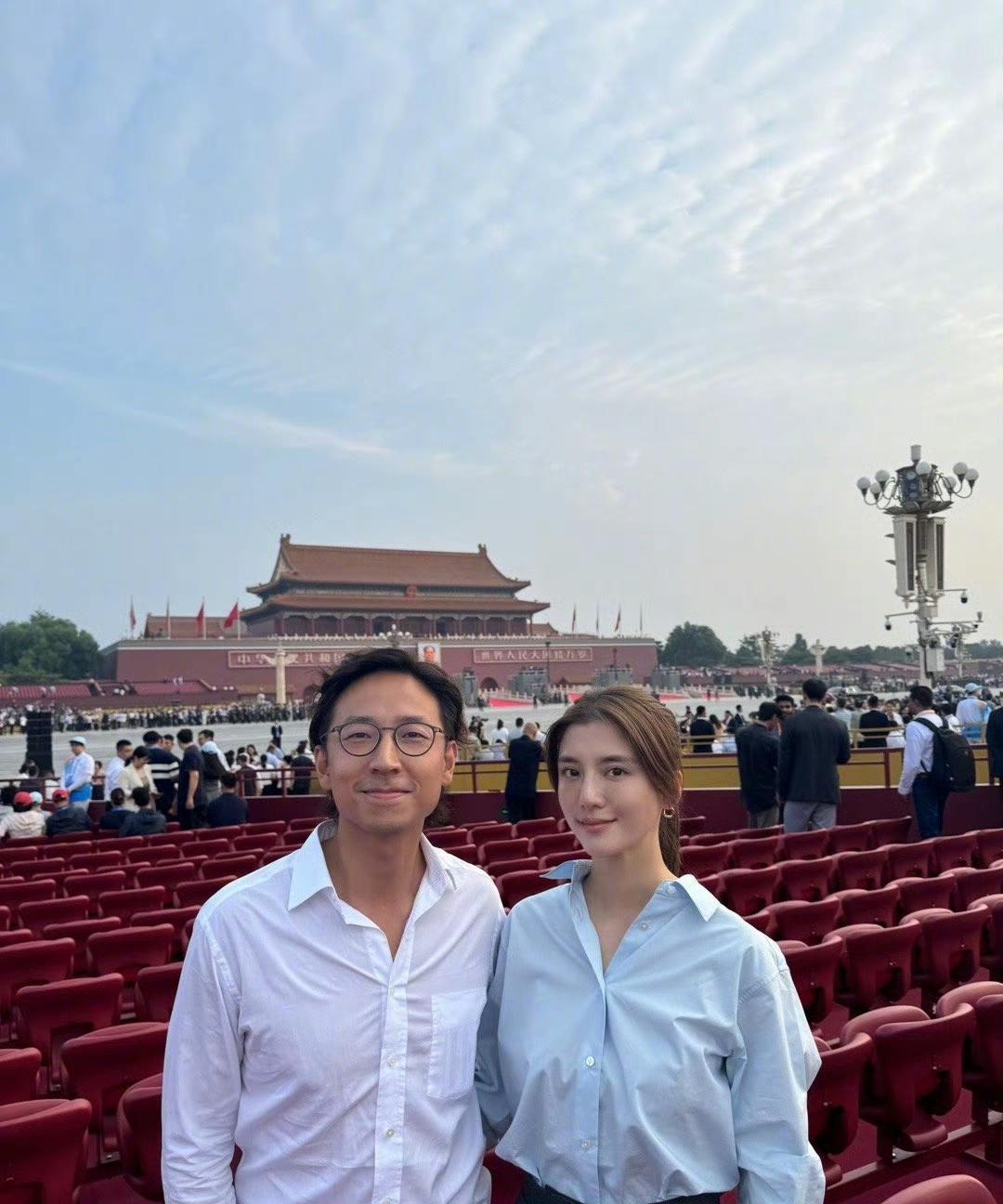 吴千语和老公施伯雄今天也受邀北京天安门广场观礼了，两人都穿着正装，打扮很是得体。