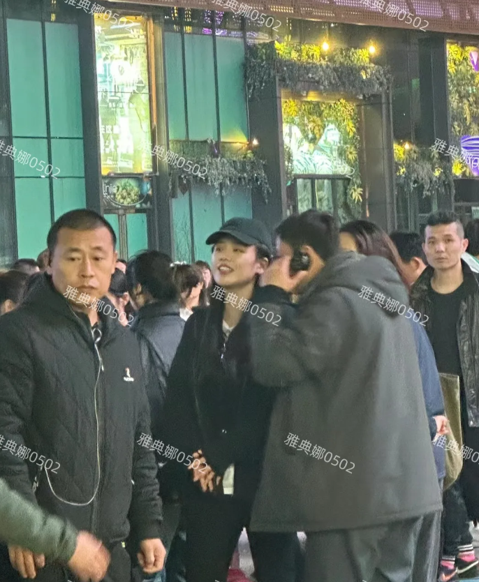 重庆偶遇马思纯、张若昀拍戏！
马思纯本人很漂亮，又高又瘦笑起来好好看。
张若昀太