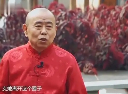 有一次，潘长江对着女儿潘阳说：“我现在挣的钱，反正你一辈子也花不了，你就干脆去国