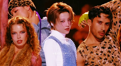 最伟大的ending pose！刘雨昕怼脸好好看