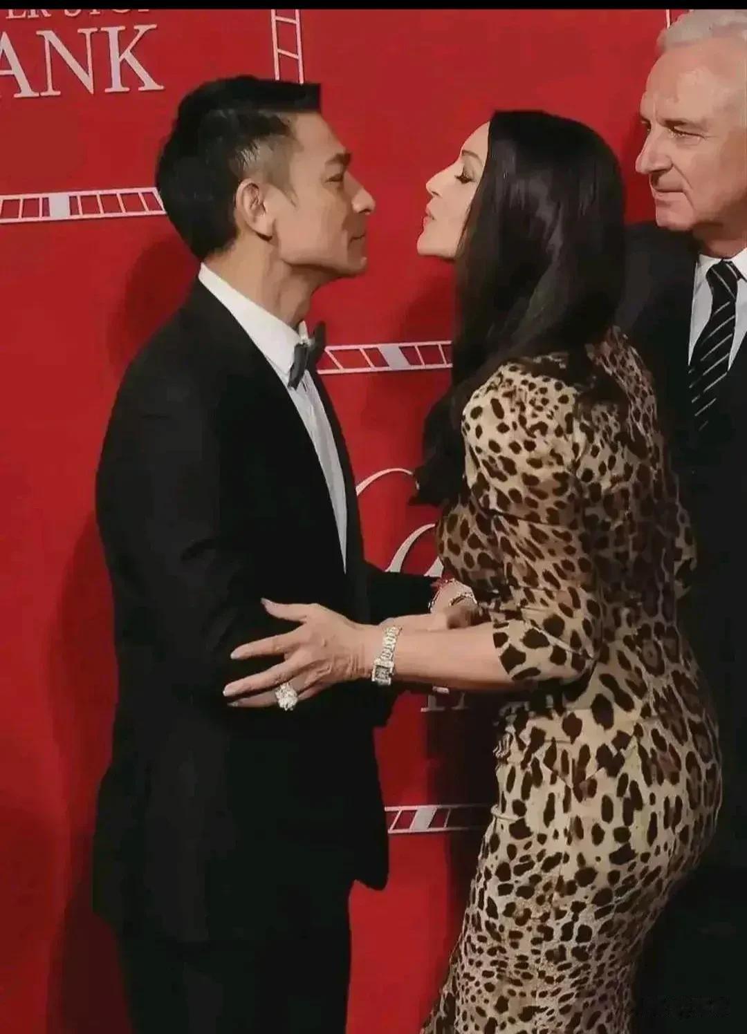 地球之花莫妮卡贝鲁奇，面对中国两大影帝的反应，有着云泥之别！ 
一位让她有意献上